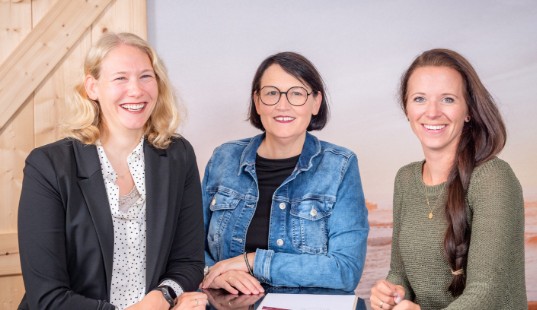 AUSzuBILDUNG Simone Oßwald Annika Pfluger Anne Cato